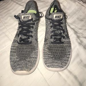 nike free run tennis shoes